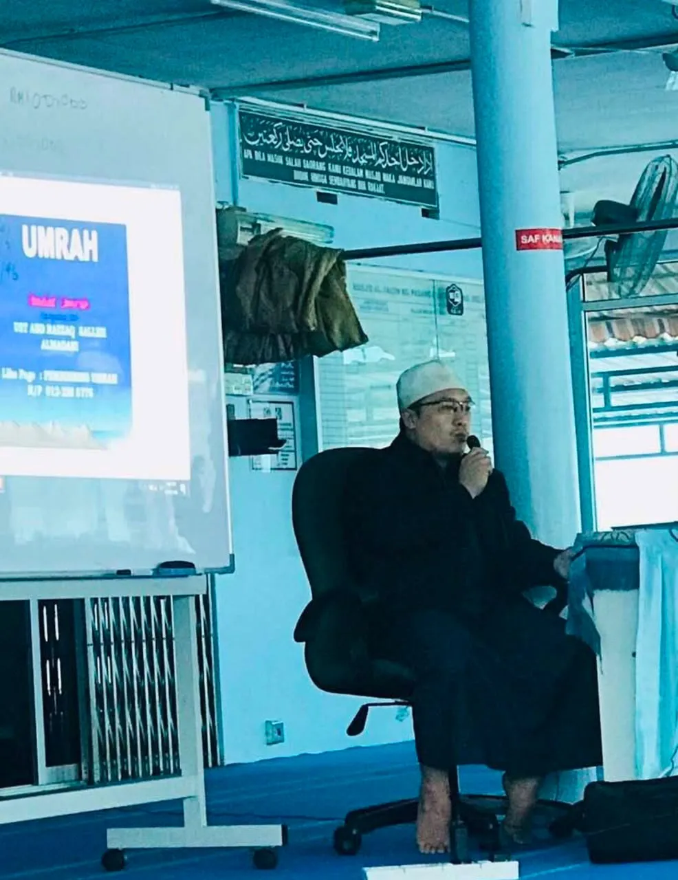 Ustaz Abdul Razzaq menyampaikan kuliah persiapan Umrah di masjid