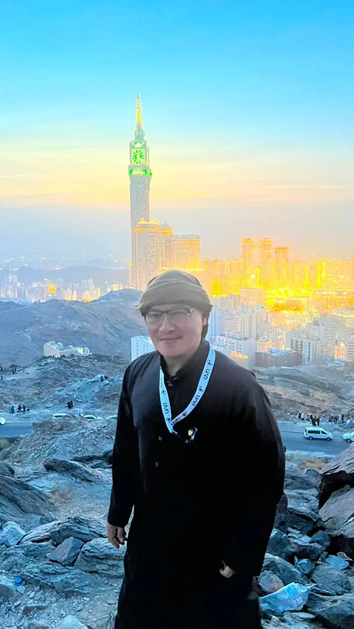 Panorama Makkah dan Menara Jam pada waktu subuh